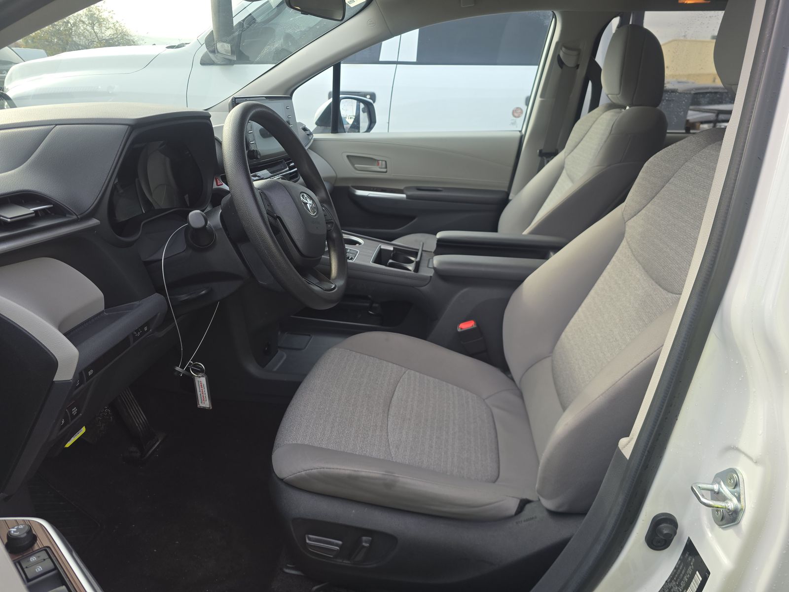 2024 Toyota Sienna LE FWD