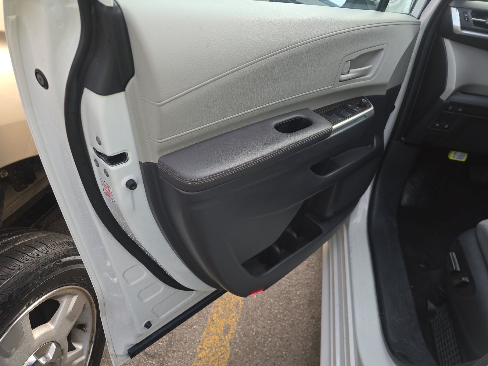 2024 Toyota Sienna LE FWD