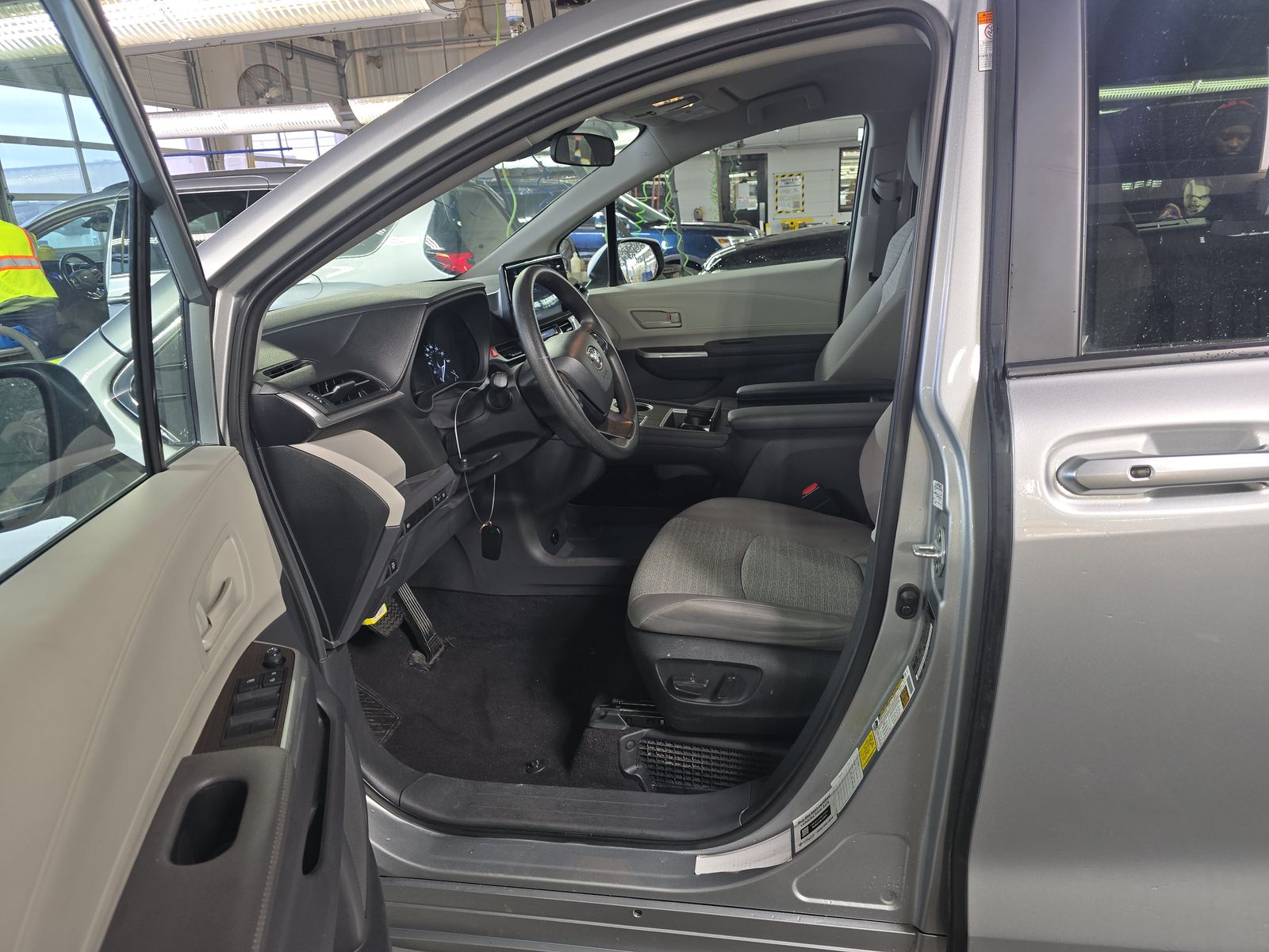 2024 Toyota Sienna LE FWD