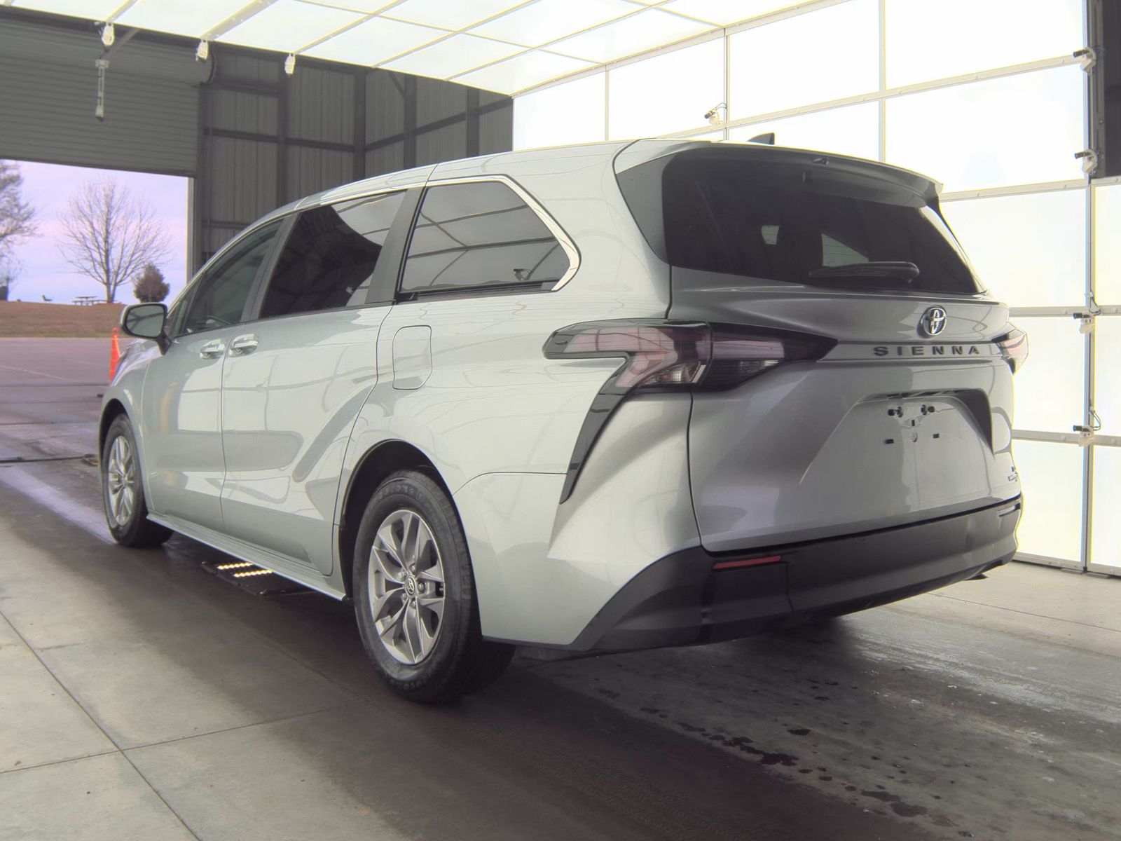 2024 Toyota Sienna LE FWD