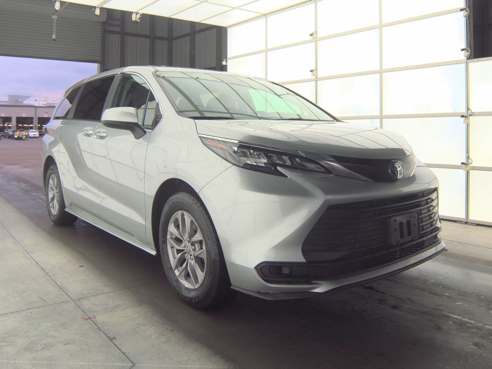 2024 Toyota Sienna LE FWD