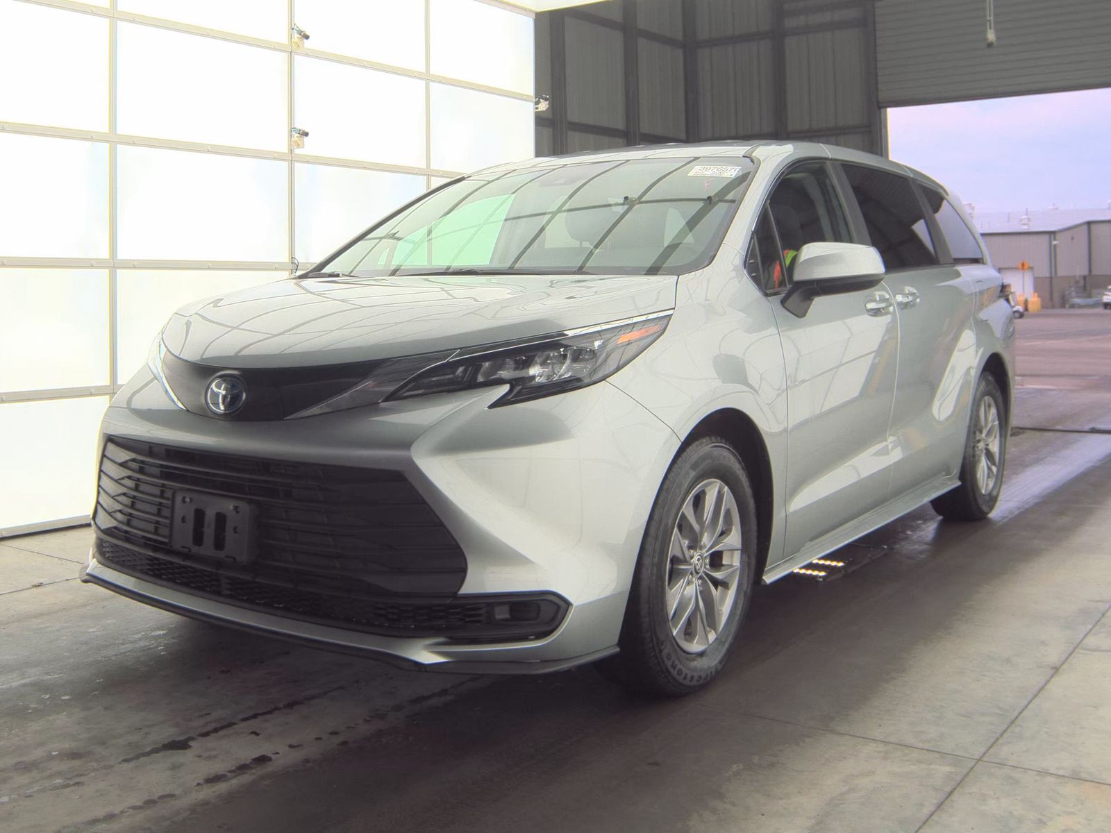 2024 Toyota Sienna LE FWD