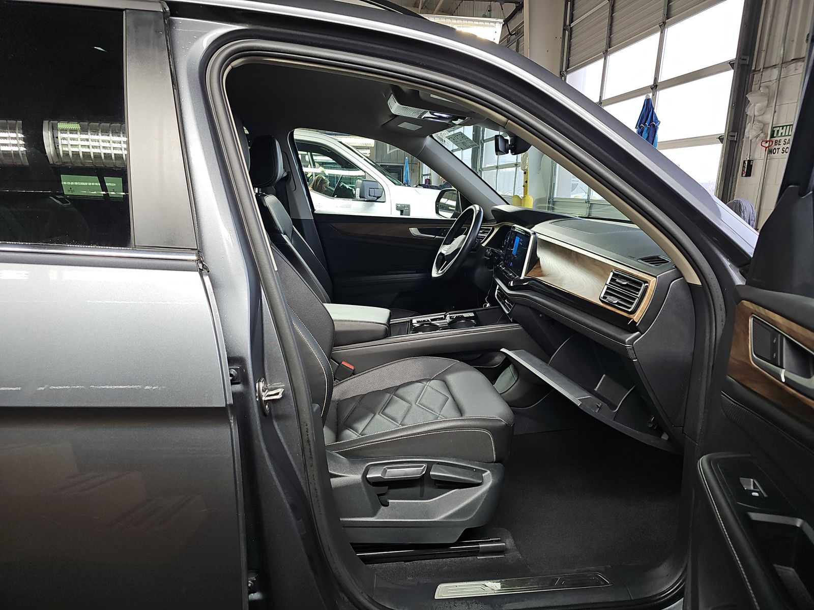 2025 Volkswagen Atlas 2.0T SE FWD