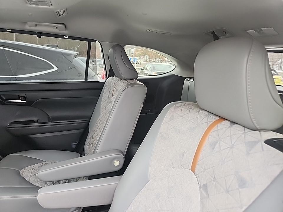 2023 Toyota Highlander Hybrid Bronze Edition AWD