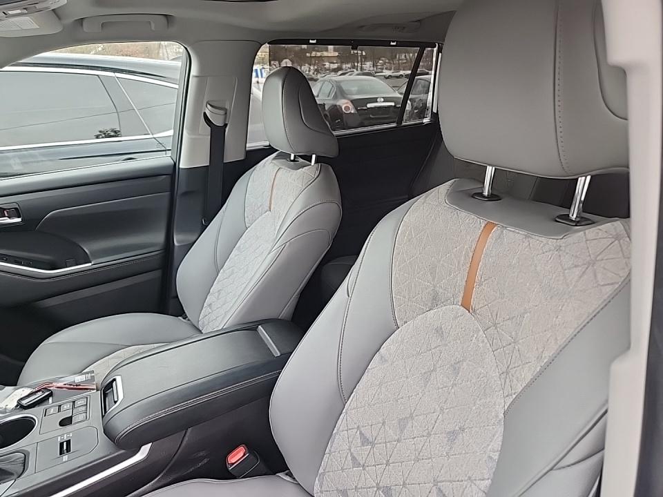 2023 Toyota Highlander Hybrid Bronze Edition AWD