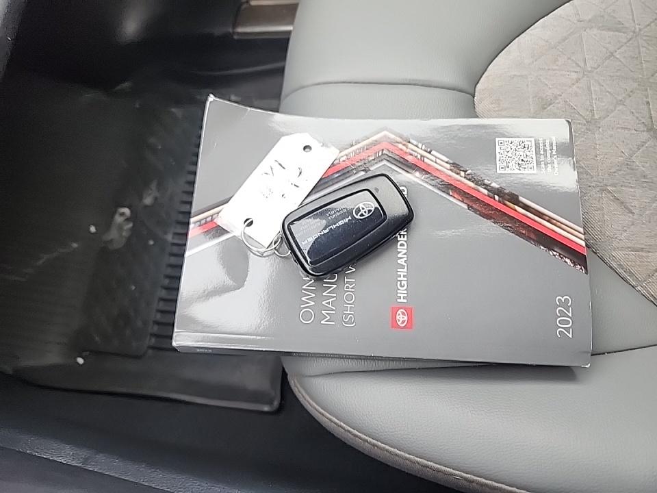 2023 Toyota Highlander Hybrid Bronze Edition AWD