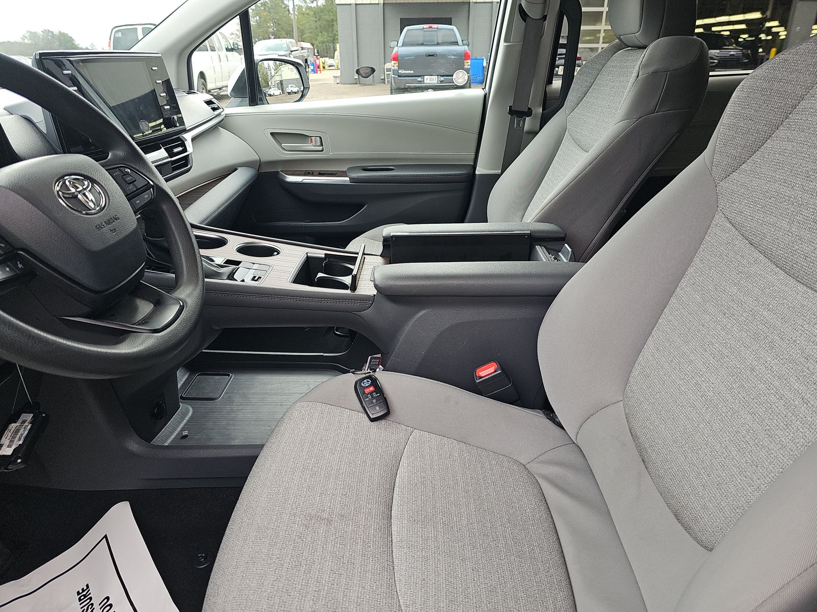 2024 Toyota Sienna LE FWD