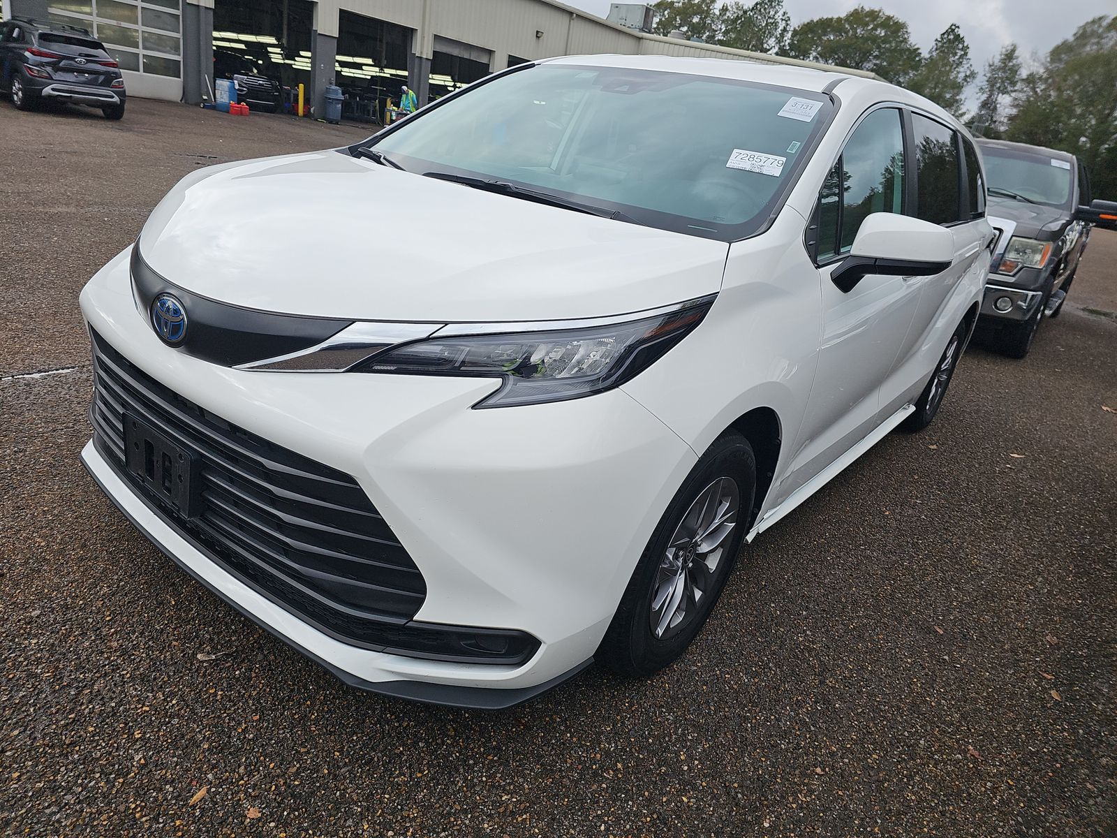 2024 Toyota Sienna LE FWD