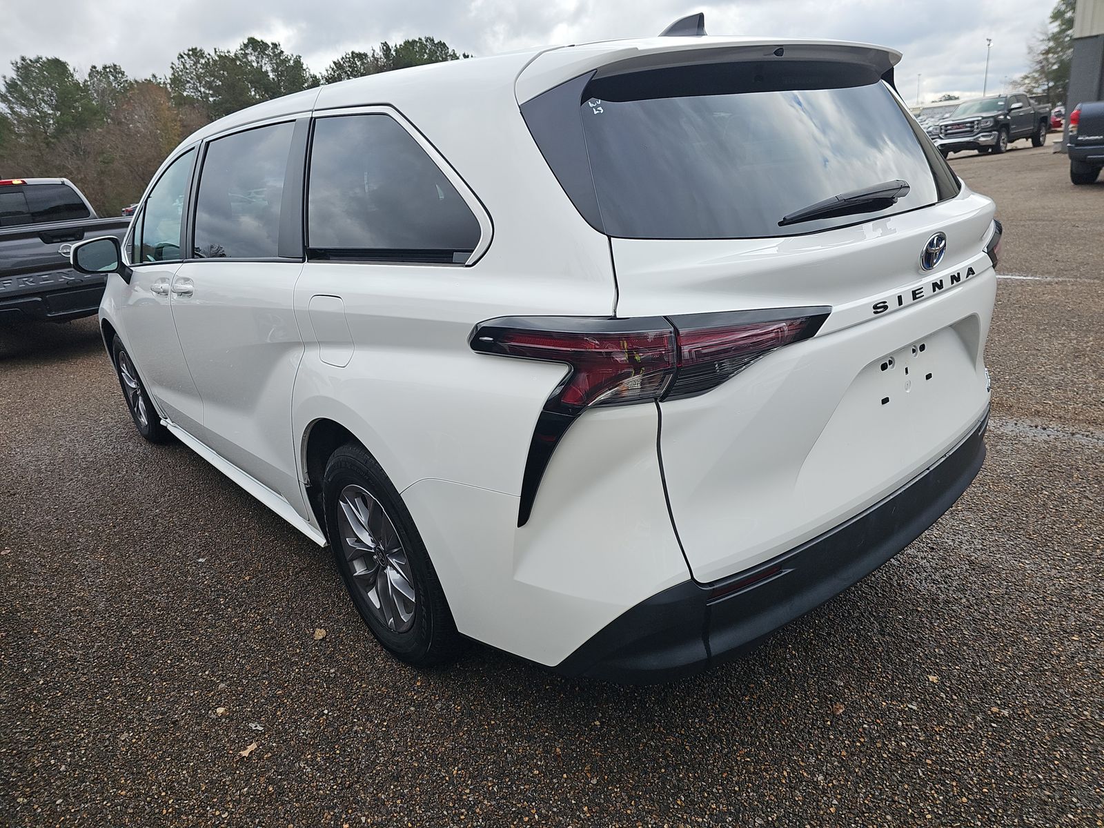 2024 Toyota Sienna LE FWD