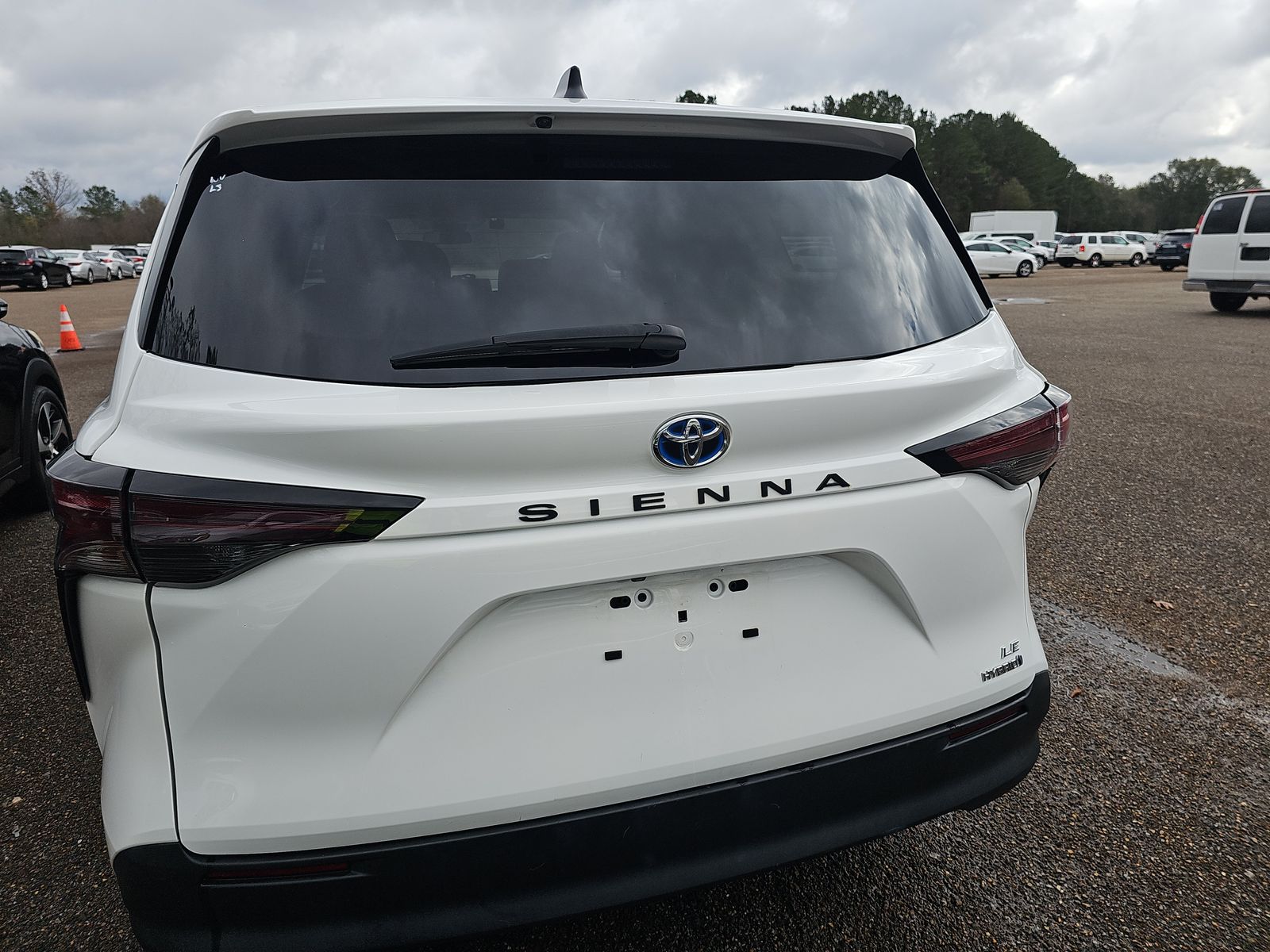 2024 Toyota Sienna LE FWD