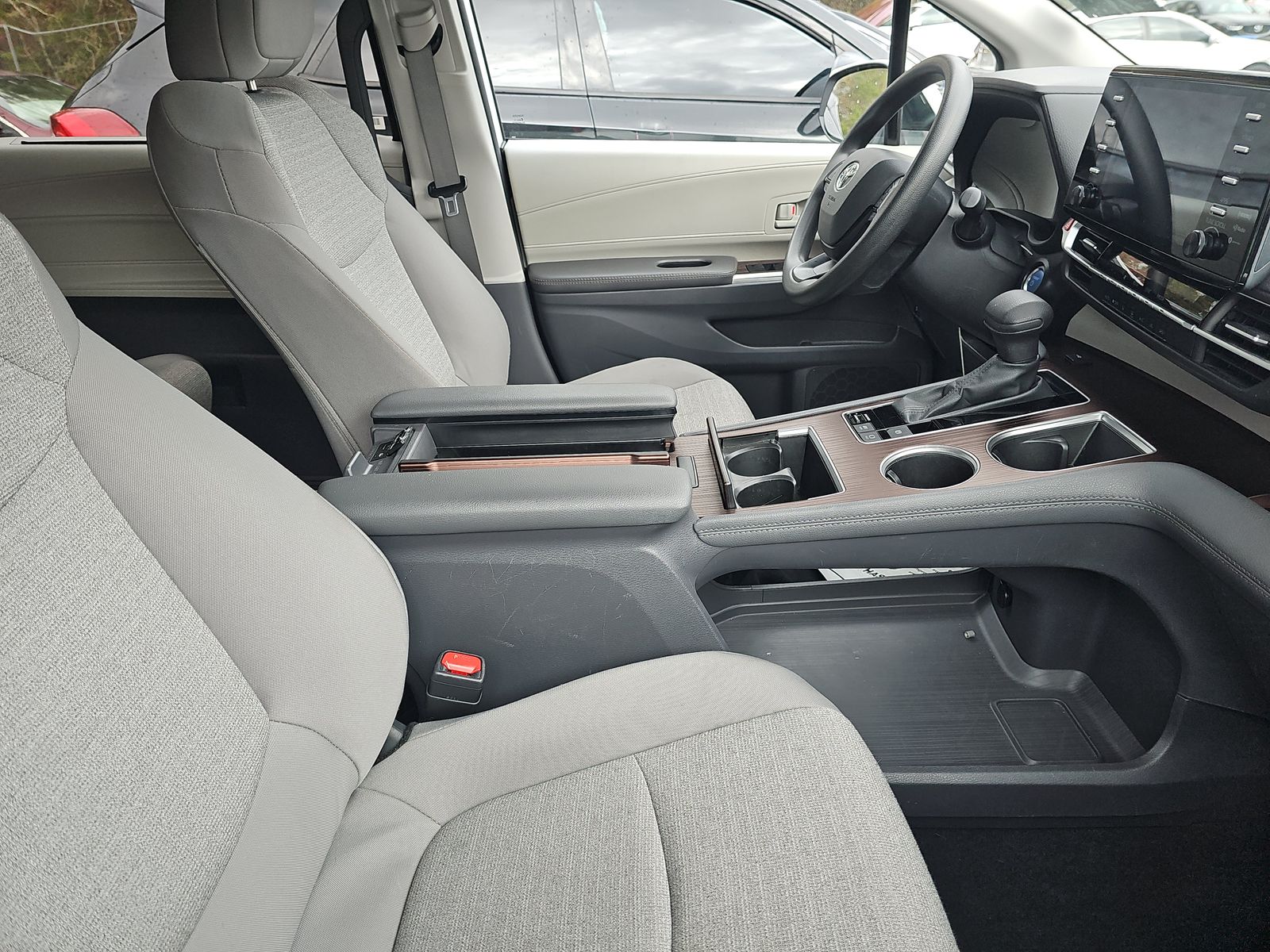 2024 Toyota Sienna LE FWD