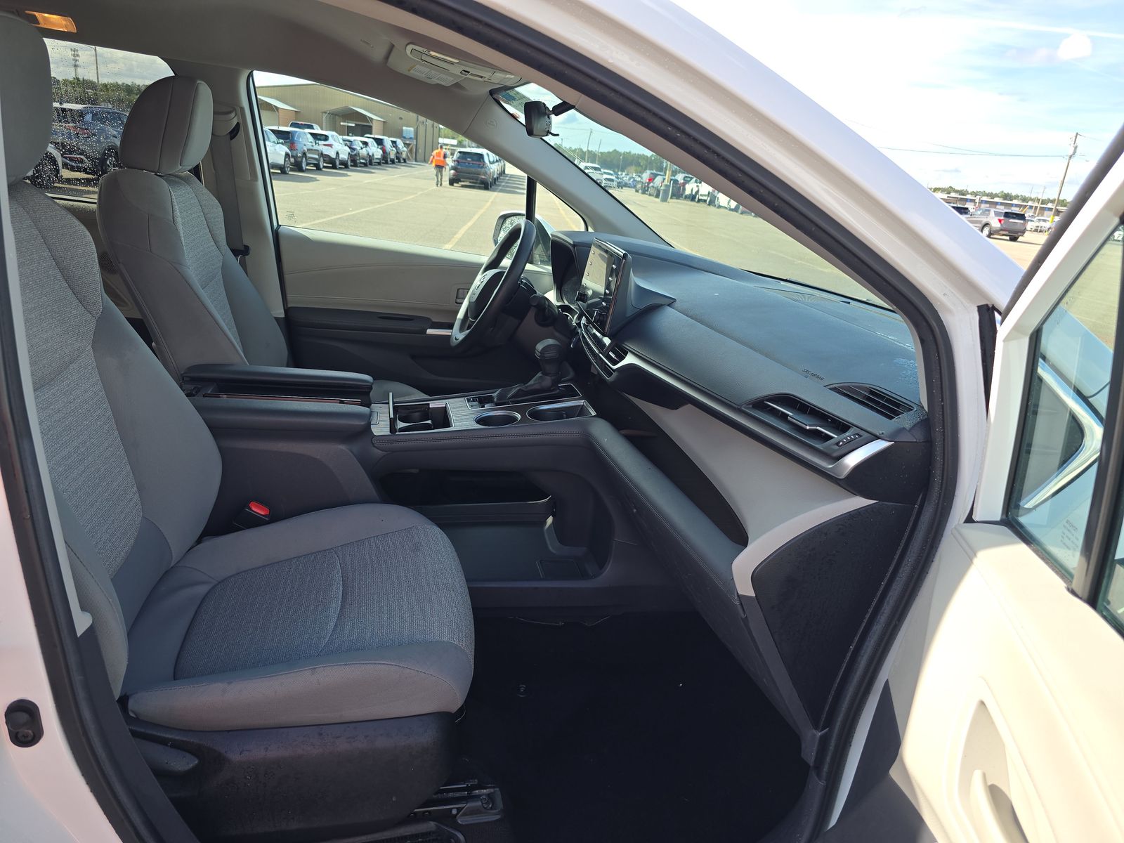 2024 Toyota Sienna LE FWD