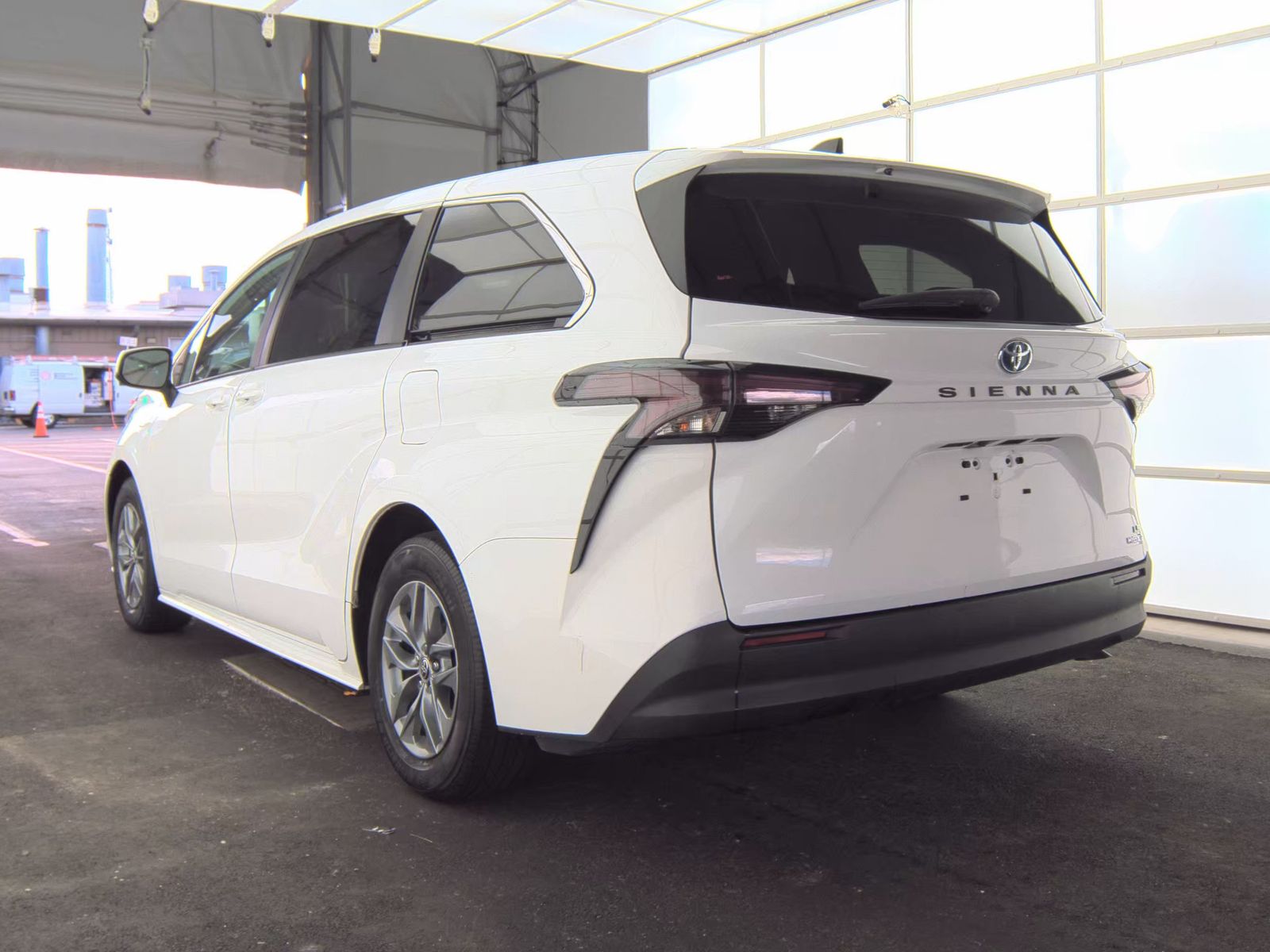 2024 Toyota Sienna LE FWD