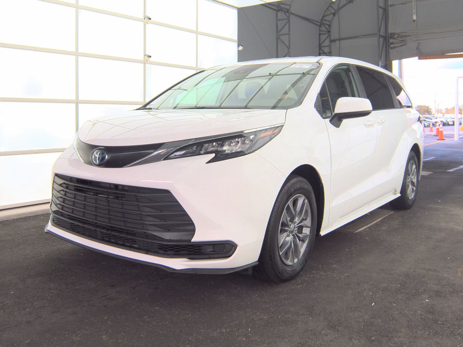 2024 Toyota Sienna LE FWD