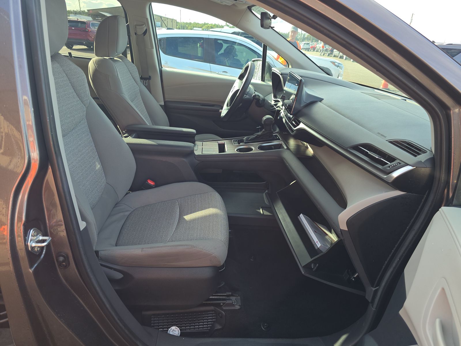 2024 Toyota Sienna LE FWD