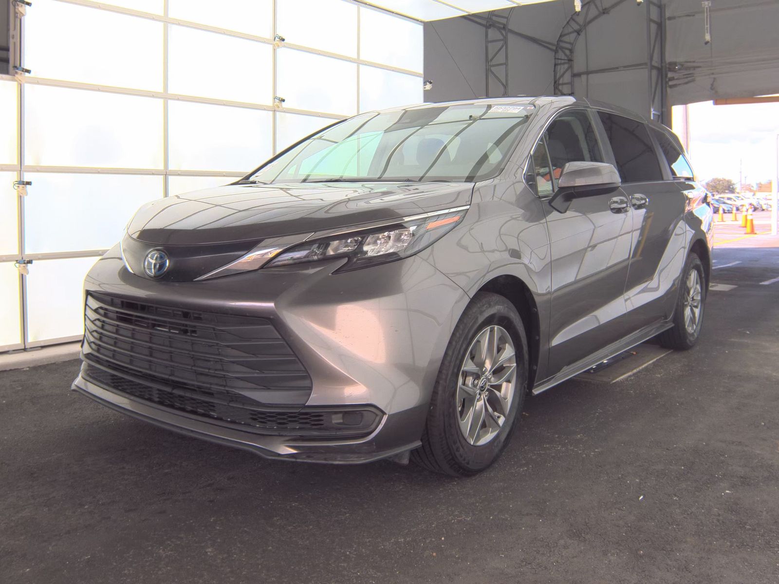 2024 Toyota Sienna LE FWD