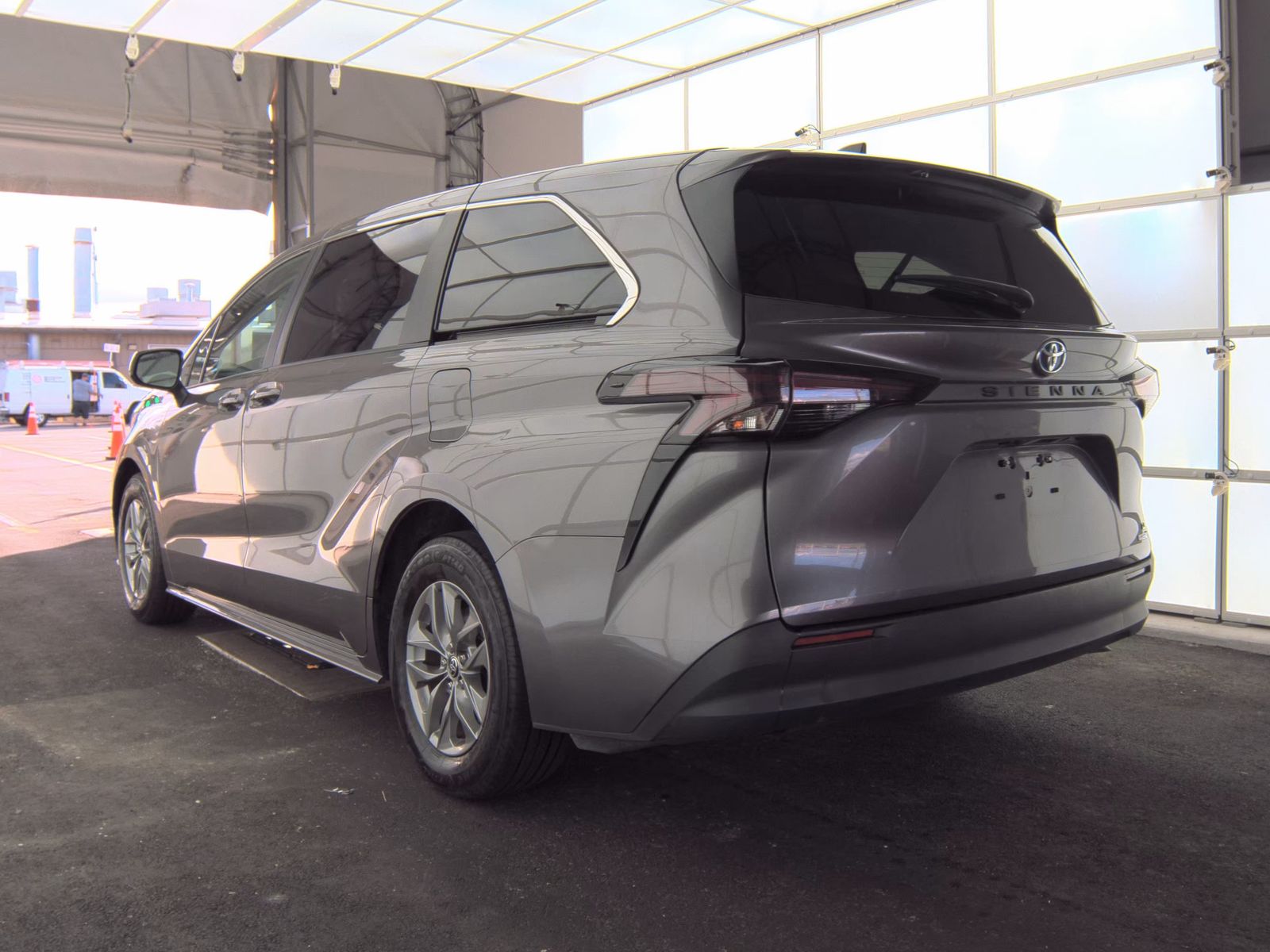 2024 Toyota Sienna LE FWD