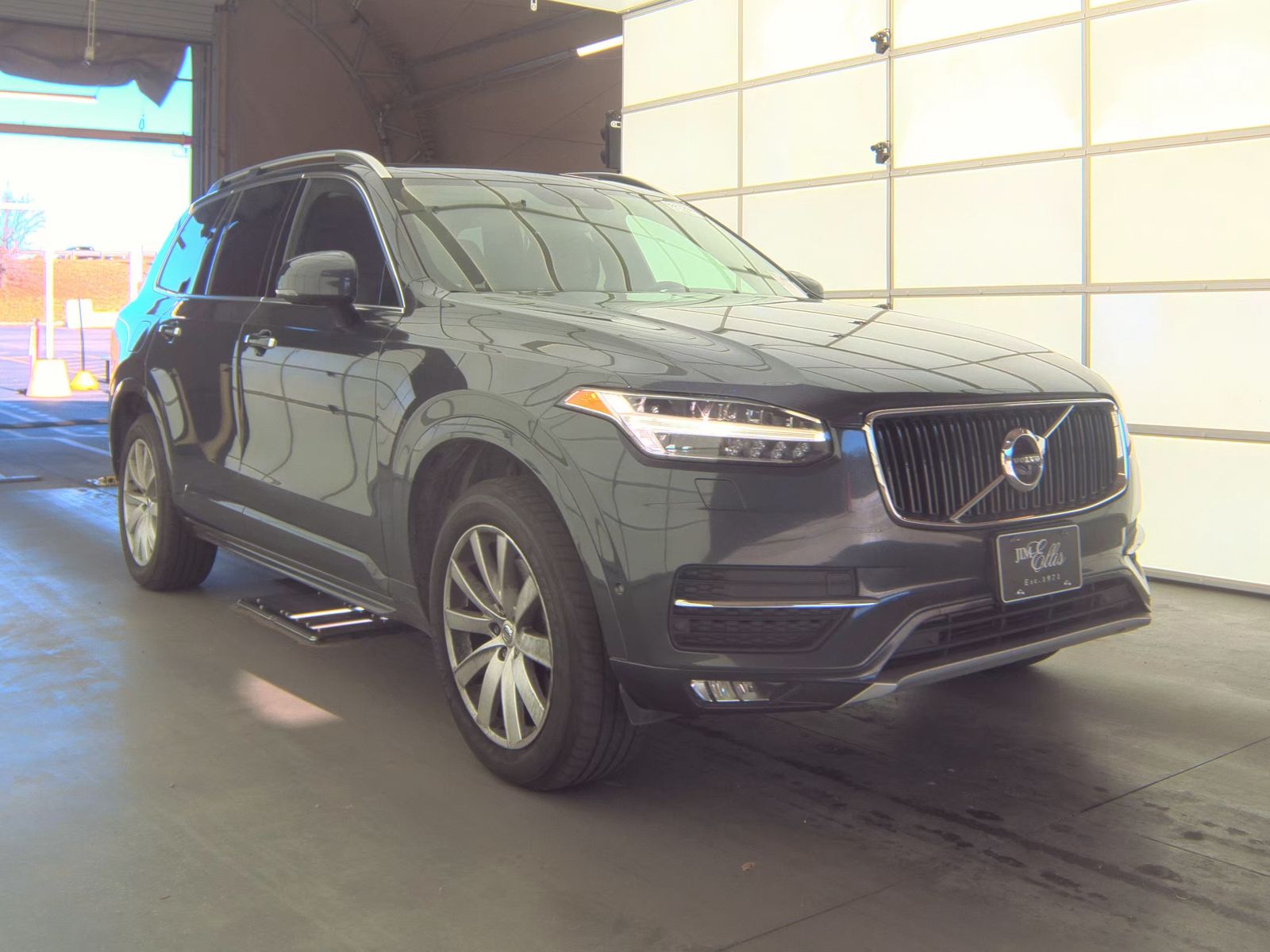 2017 Volvo XC90 T6 Momentum AWD