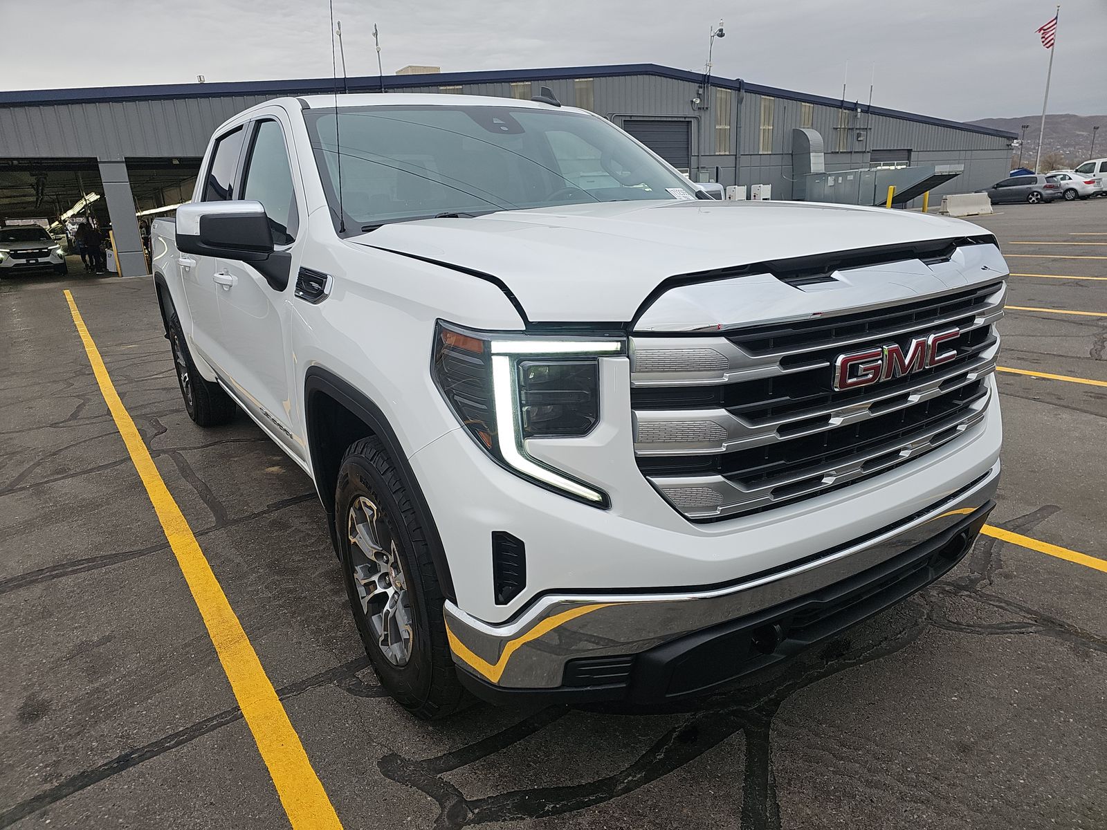 2023 GMC SIERRA 1500 SLE GAS WHITE SHORT BED SINGLE - Image 3