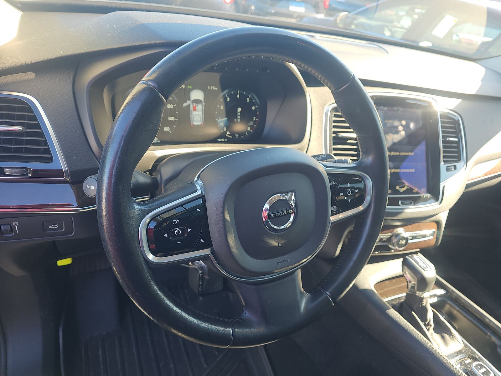 2017 Volvo XC90 T6 Momentum AWD