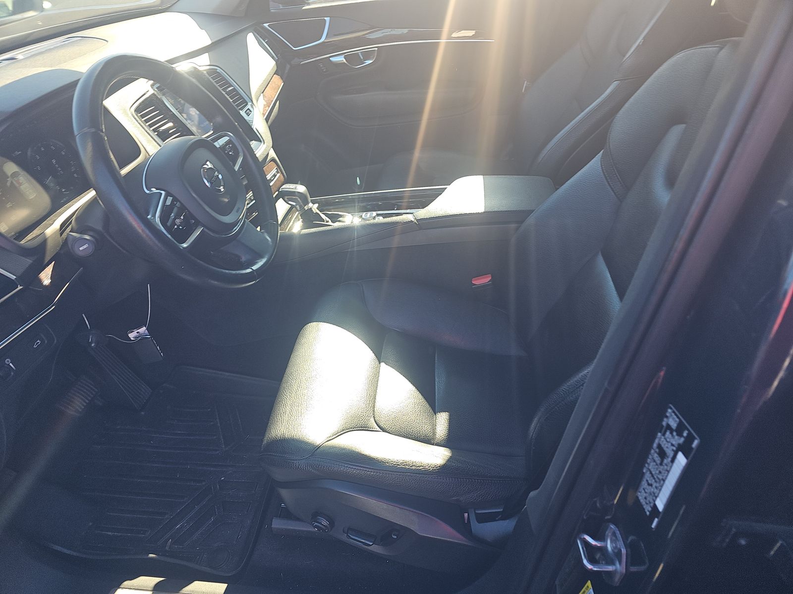 2017 Volvo XC90 T6 Momentum AWD