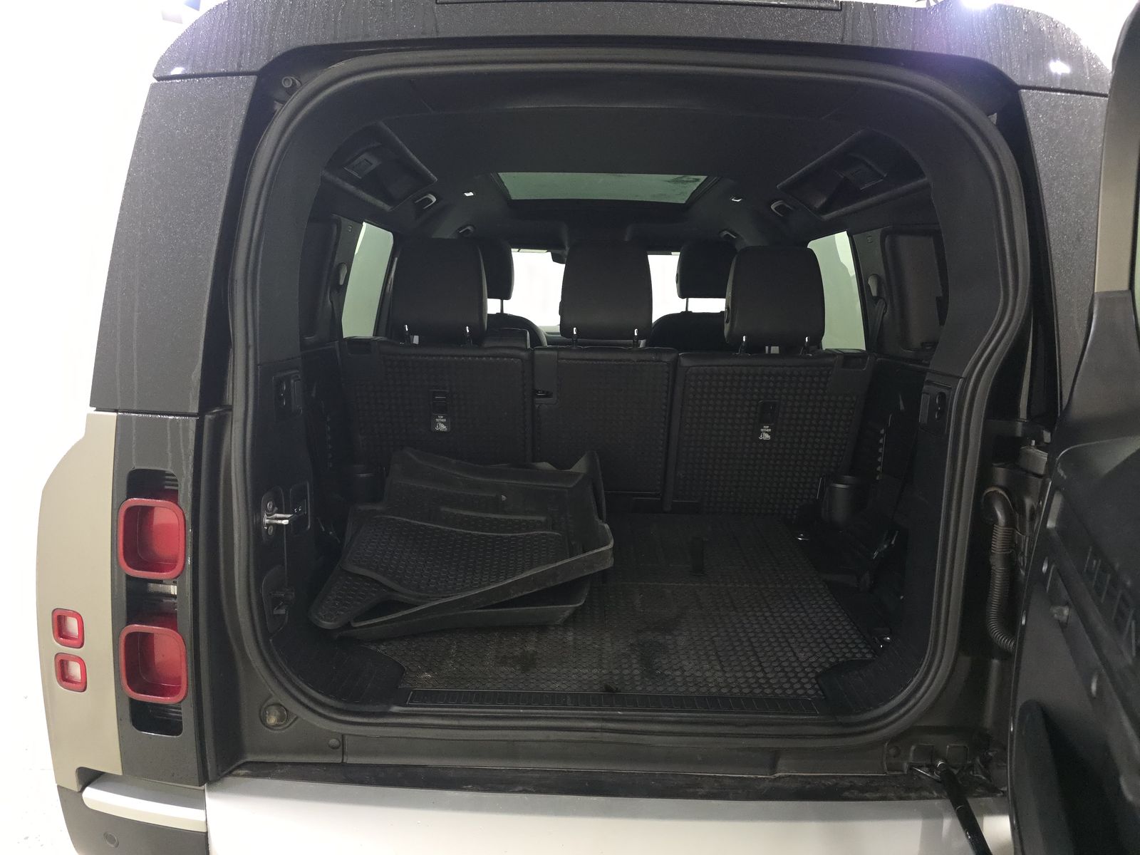 2023 Land Rover Defender 110 SE AWD