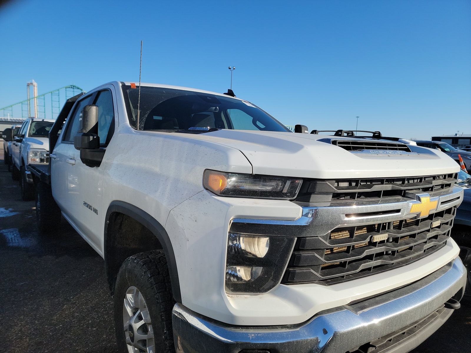 2024 CHEVY SILVERADO 2500 LT DIESEL WHITE FLATBED SINGLE - Image 3