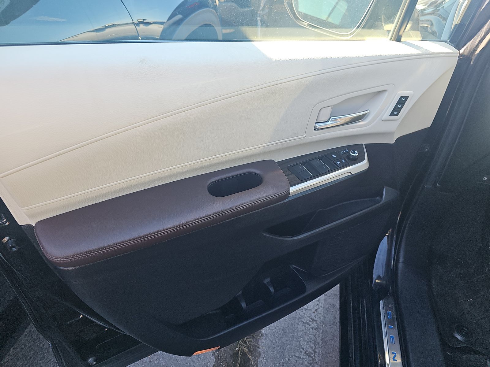 2023 Toyota Sienna Platinum FWD