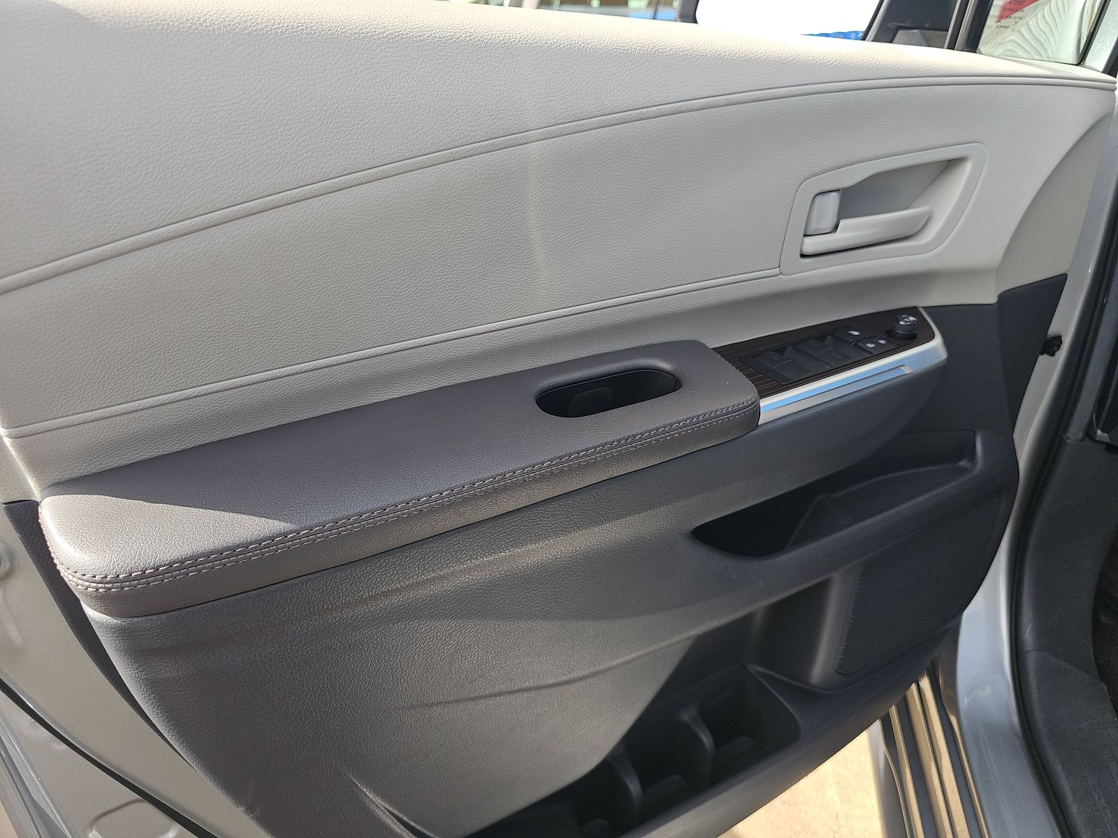 2024 Toyota Sienna LE FWD