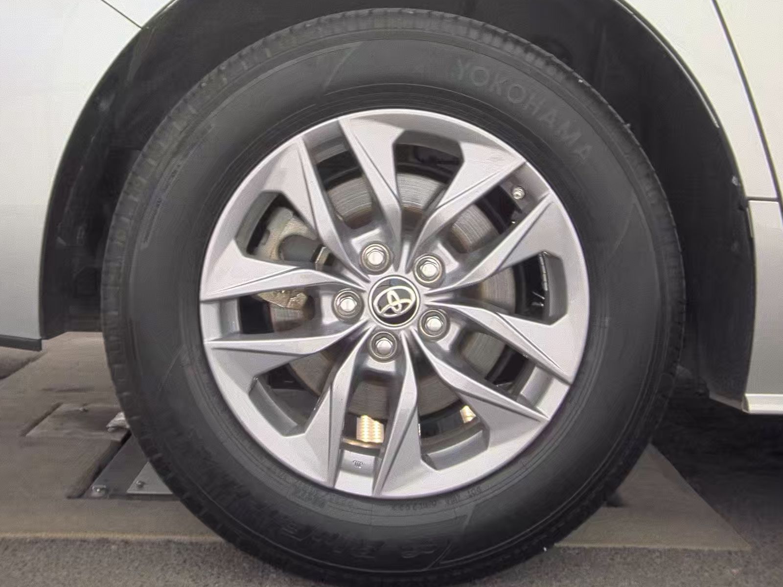 2024 Toyota Sienna LE FWD