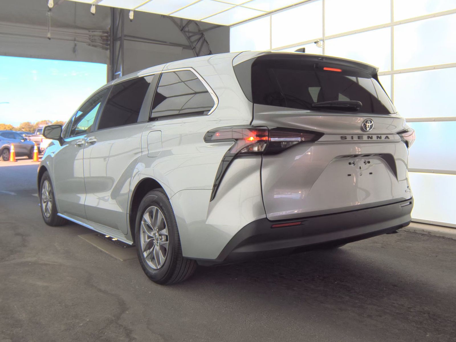 2024 Toyota Sienna LE FWD