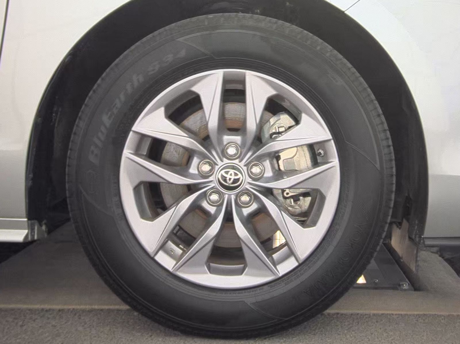 2024 Toyota Sienna LE FWD