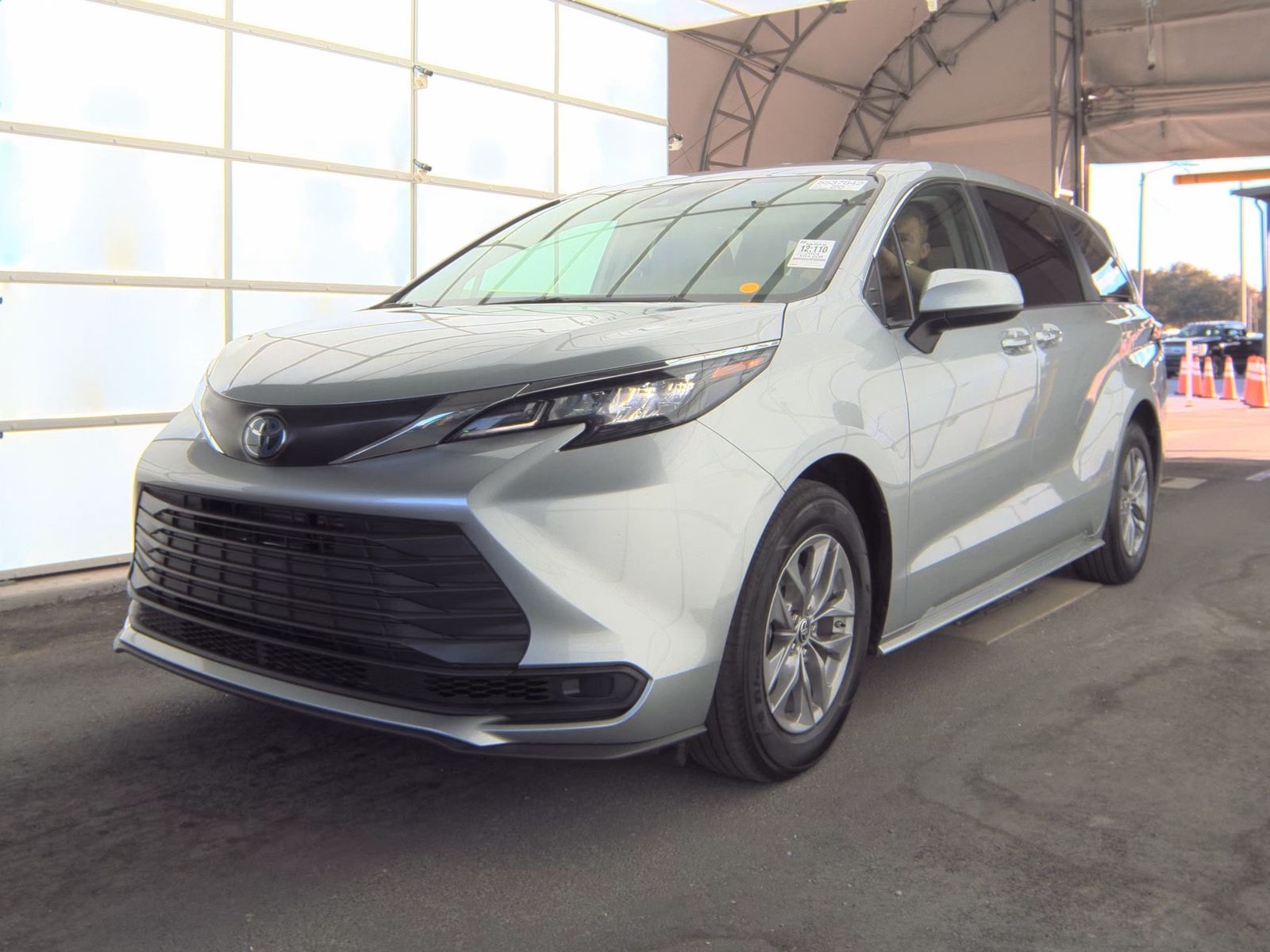 2024 Toyota Sienna LE FWD