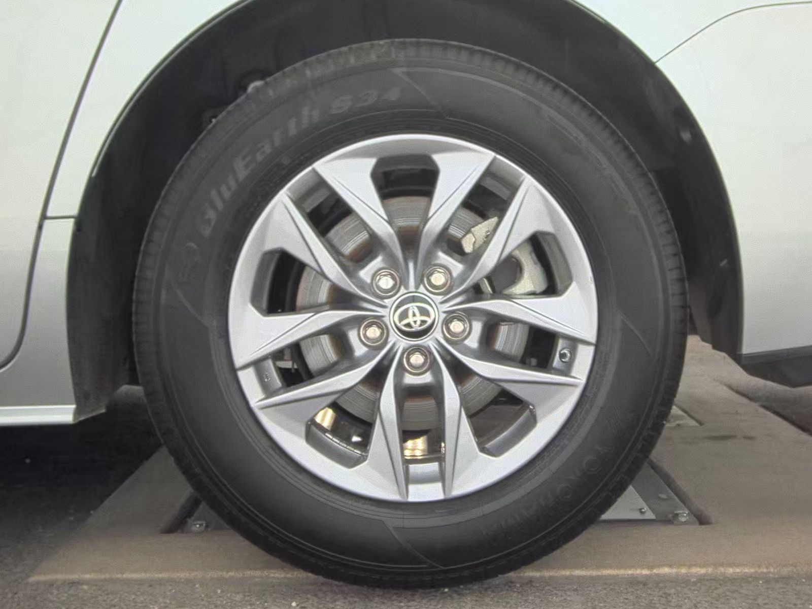 2024 Toyota Sienna LE FWD