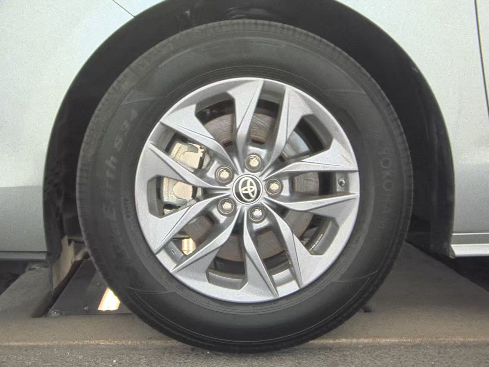 2024 Toyota Sienna LE FWD