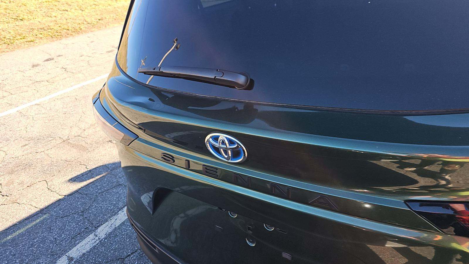 2024 Toyota Sienna LE FWD