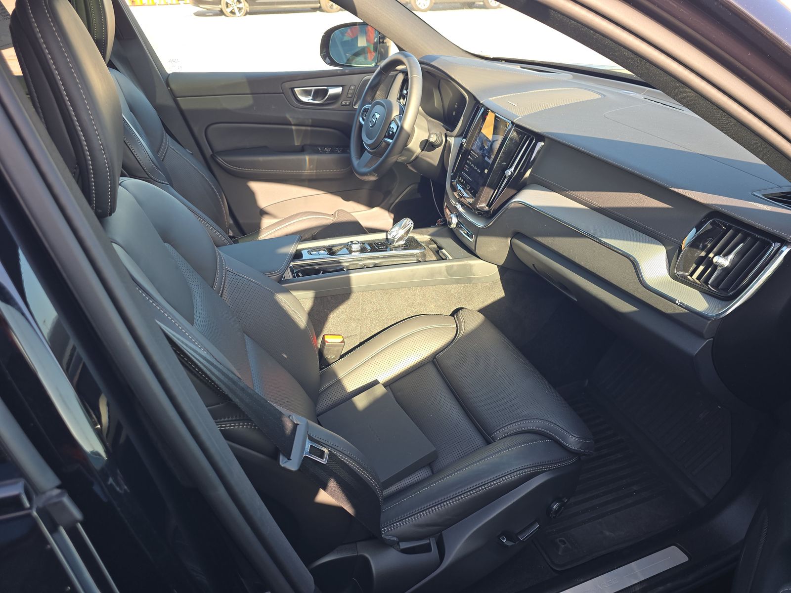 2024 Volvo XC60 Recharge T8 Ultimate Black Edition AWD