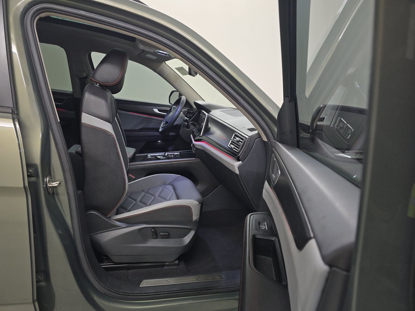 2024 Volkswagen Atlas 2.0T Peak Edition SEL AWD