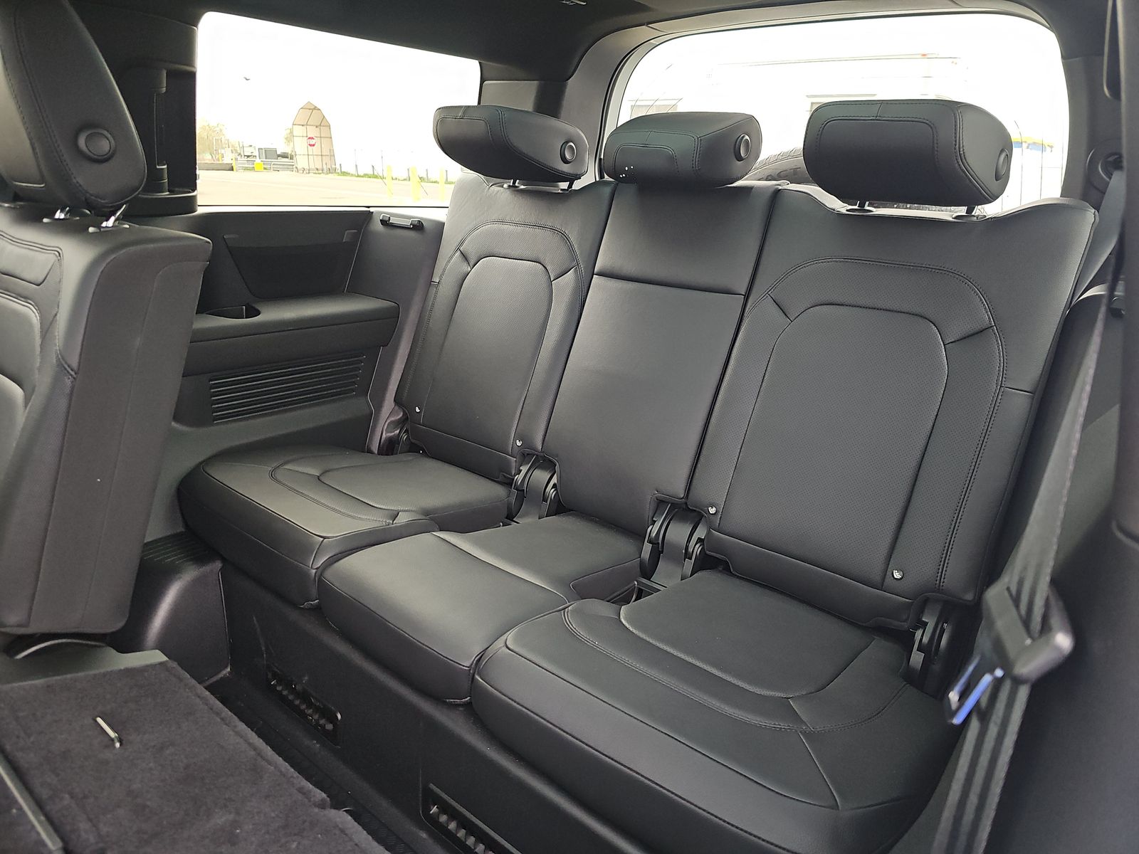 2024 Land Rover Defender 130 X-Dynamic SE AWD
