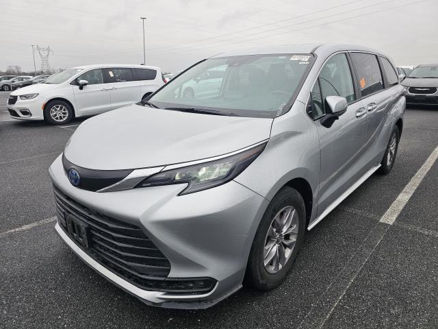 2024 Toyota Sienna LE FWD