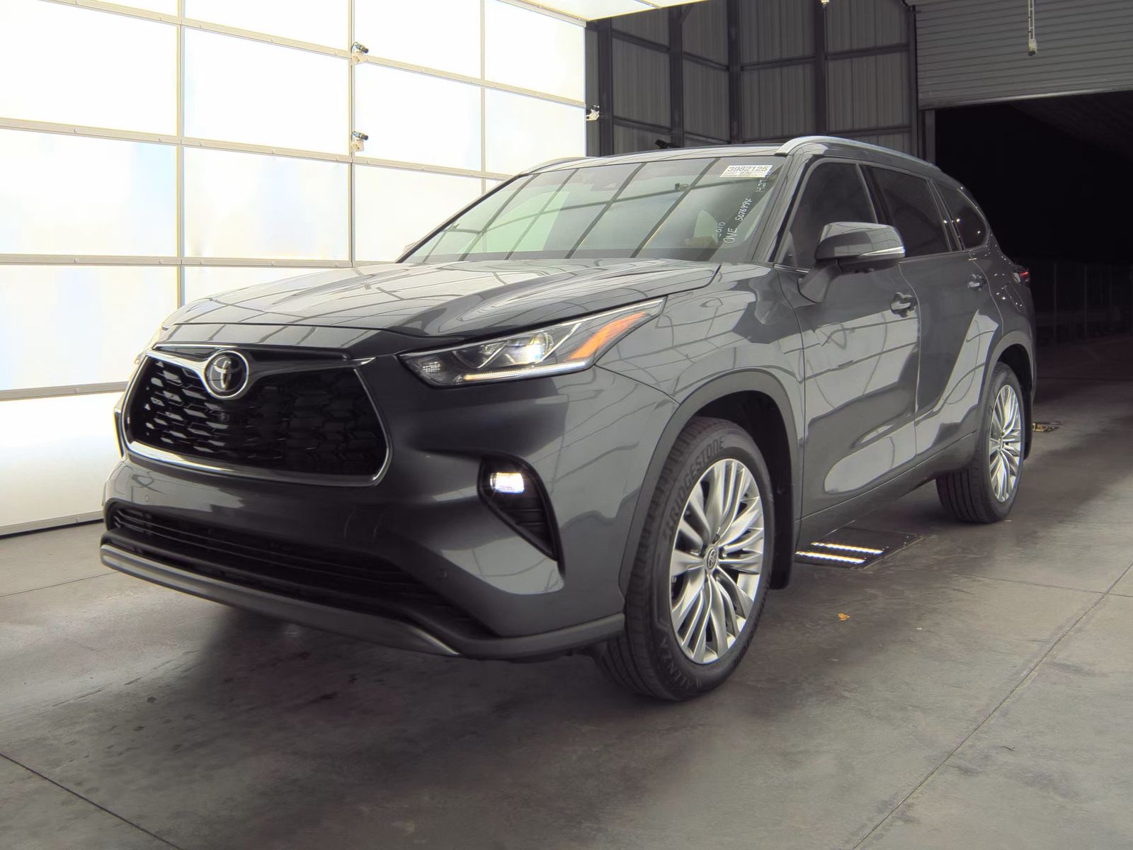 2024 Toyota Highlander Platinum's photo