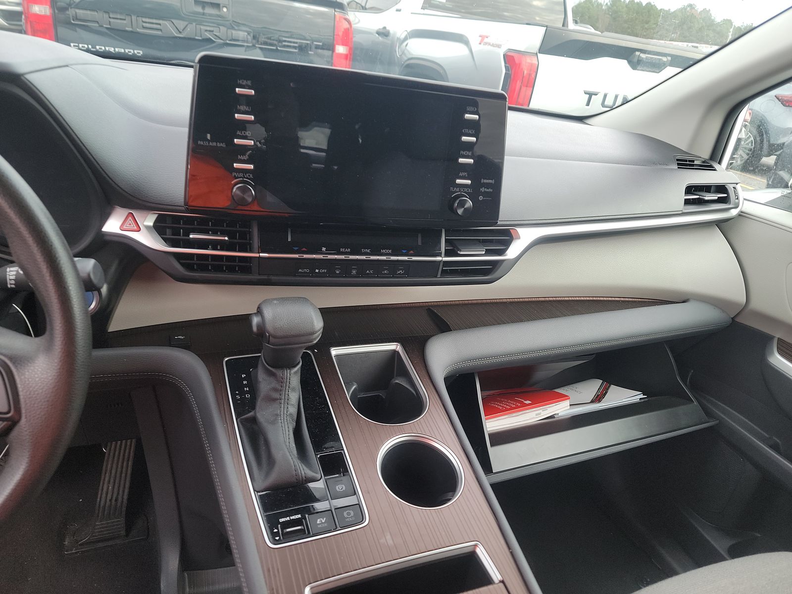 2024 Toyota Sienna LE FWD