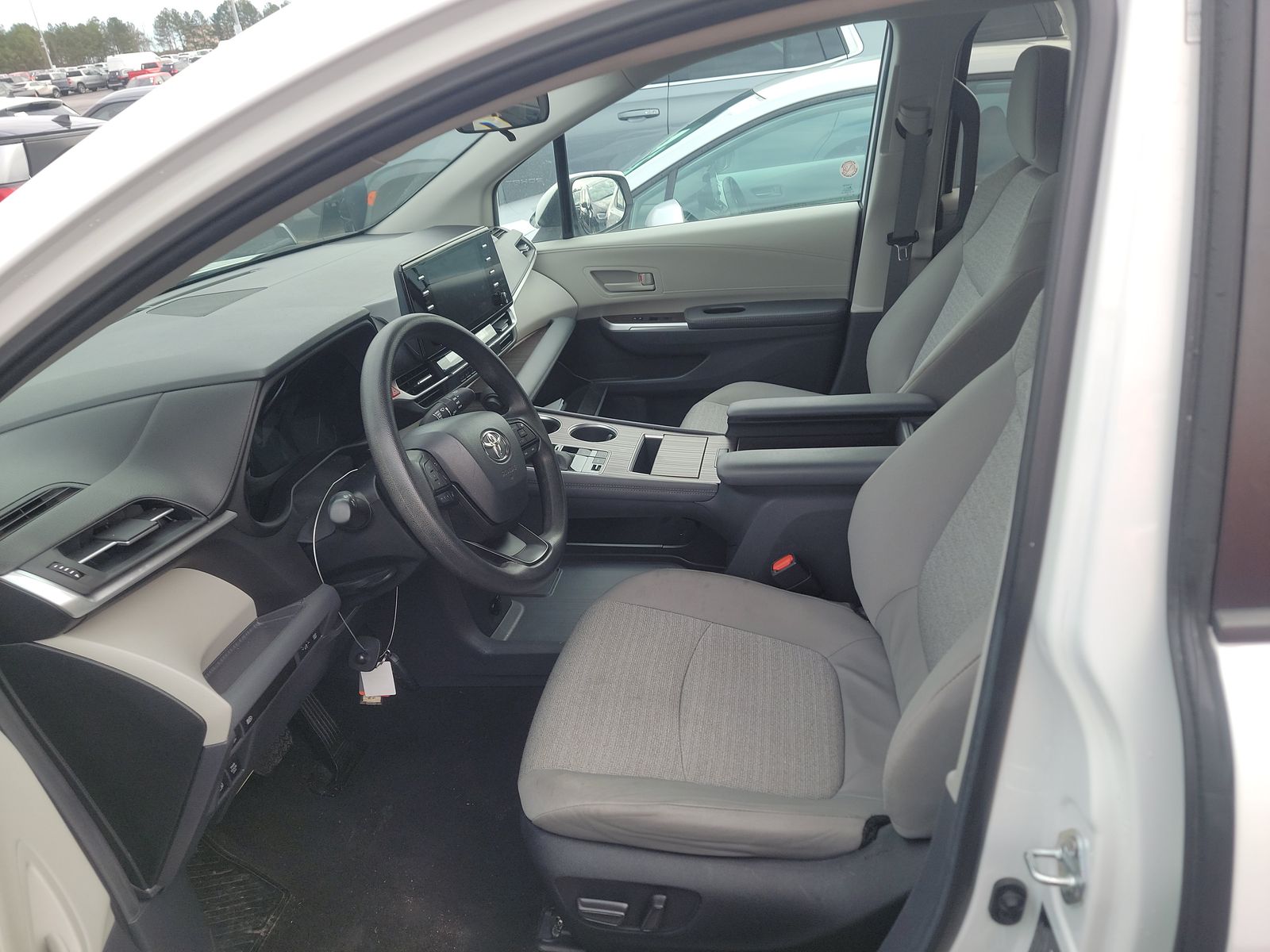 2024 Toyota Sienna LE FWD