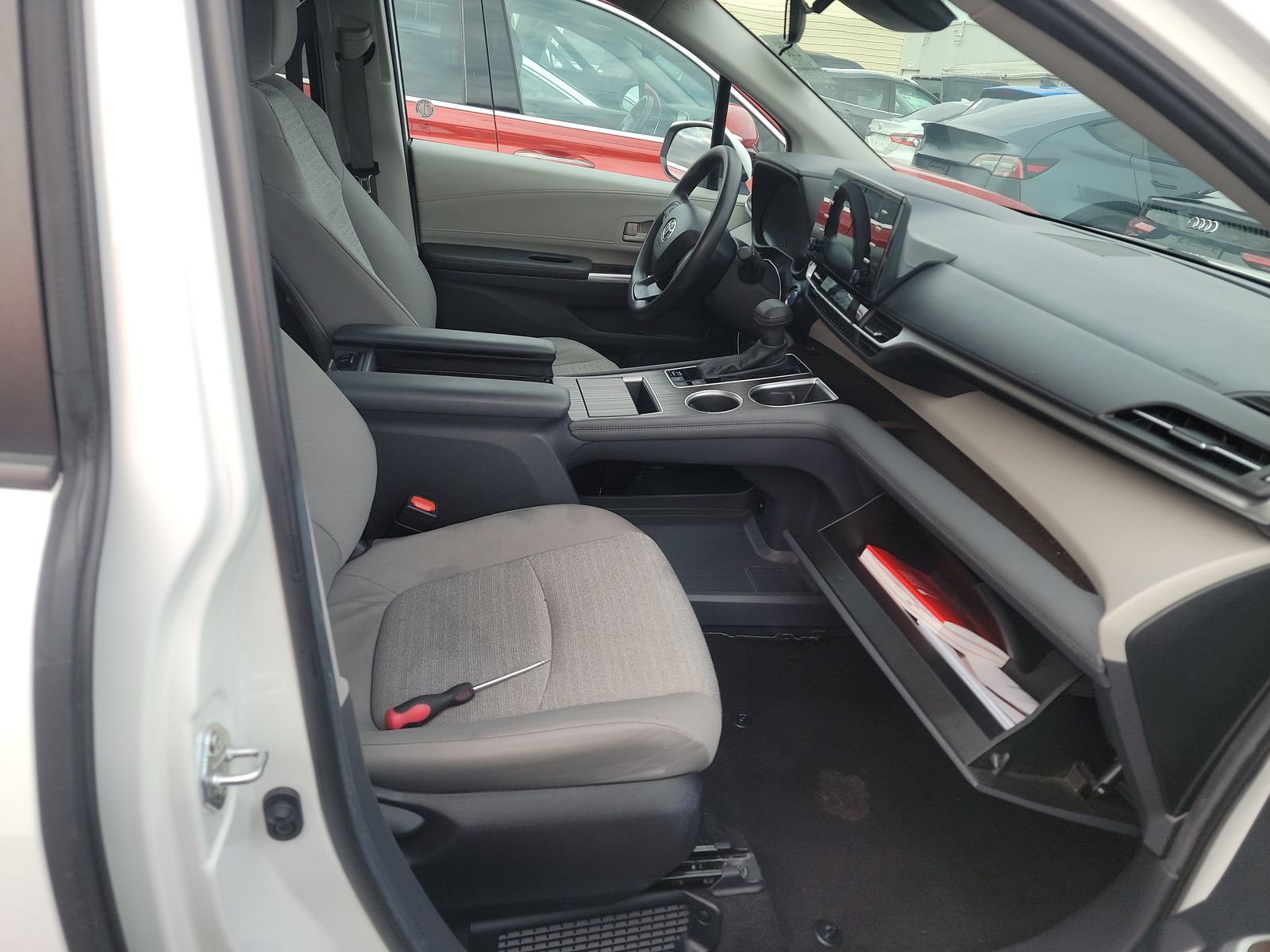 2024 Toyota Sienna LE FWD