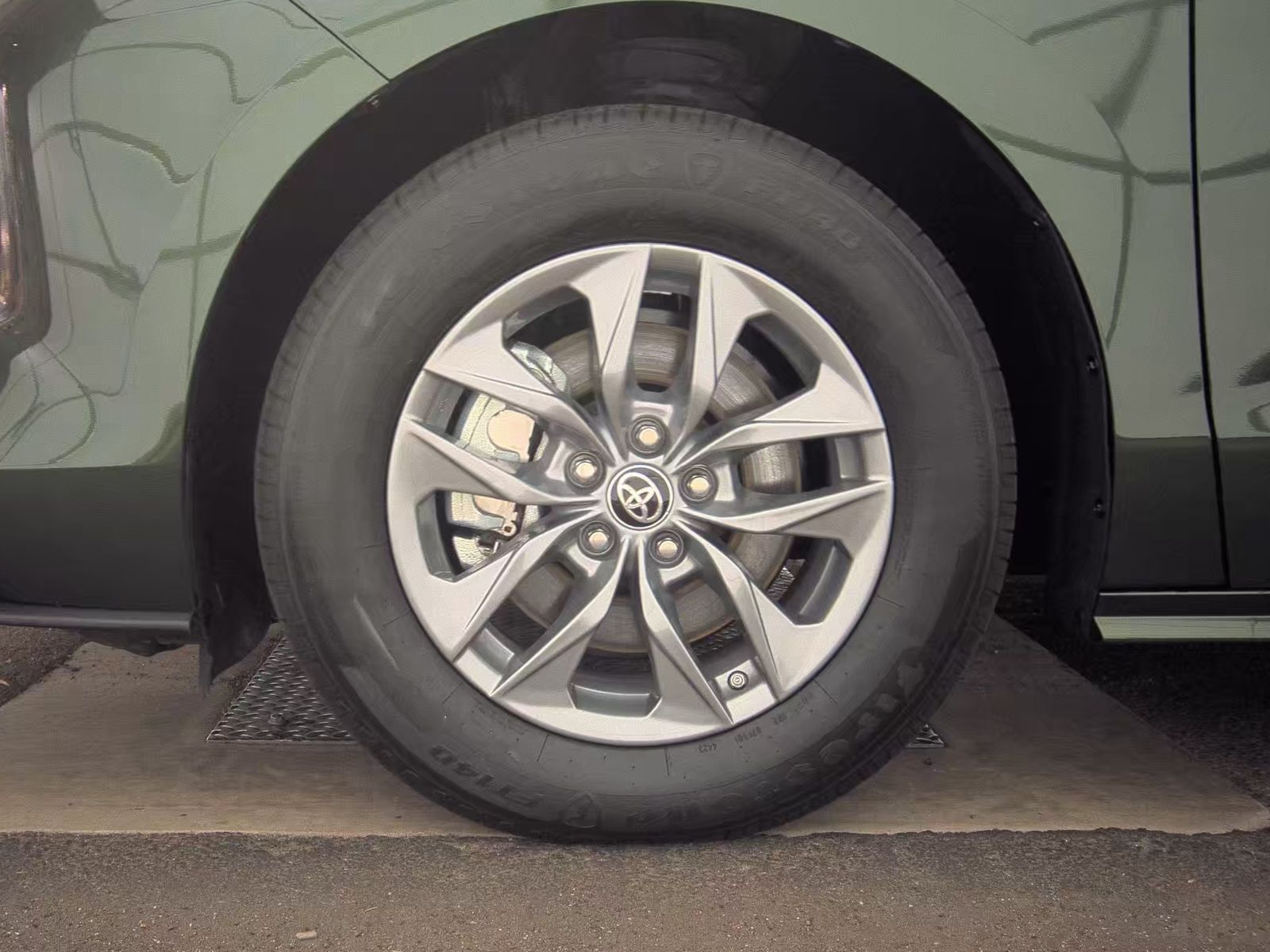 2024 Toyota Sienna LE FWD