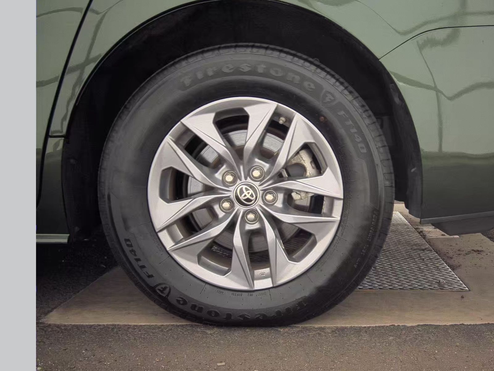 2024 Toyota Sienna LE FWD