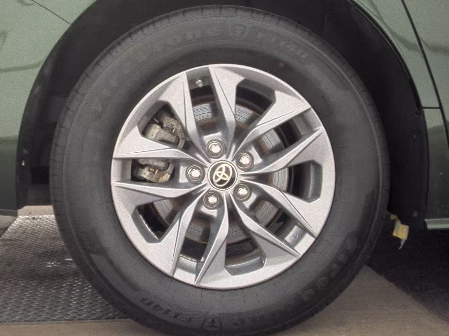 2024 Toyota Sienna LE FWD