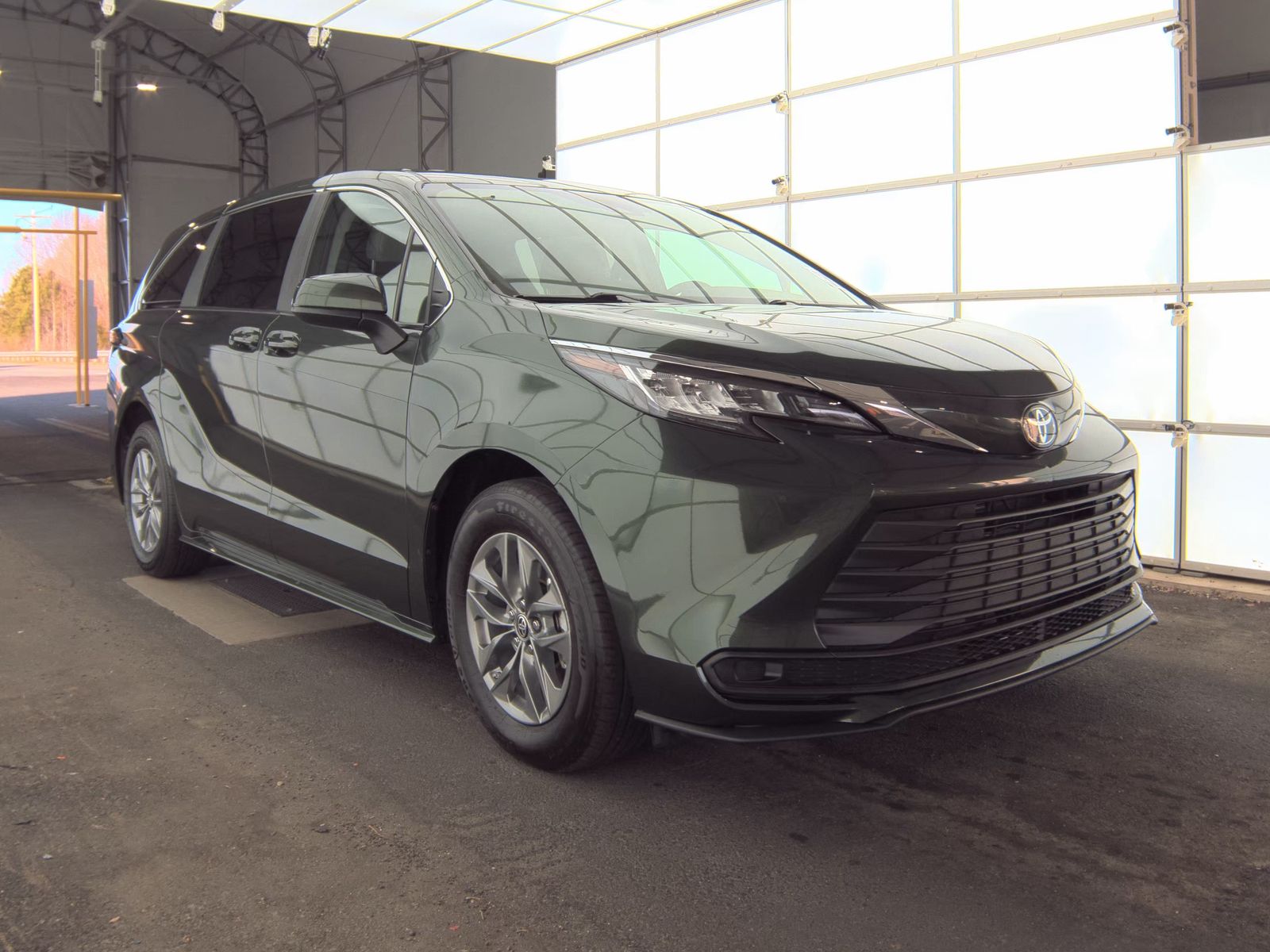 2024 Toyota Sienna LE FWD