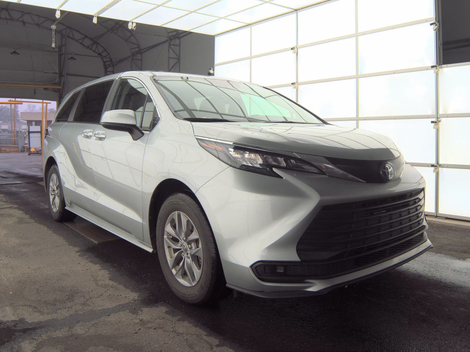 2024 Toyota Sienna LE FWD