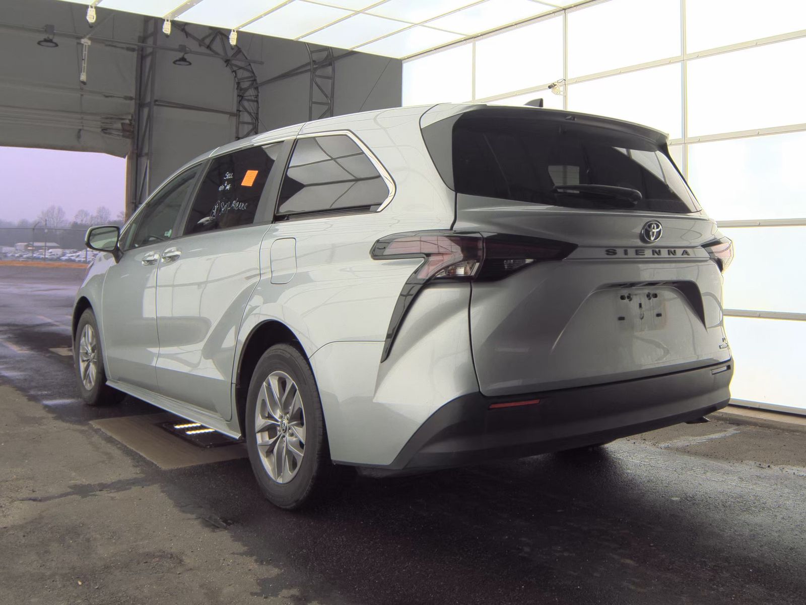 2024 Toyota Sienna LE FWD